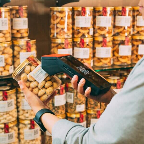Homme qui scan une étiquette sur un produit.