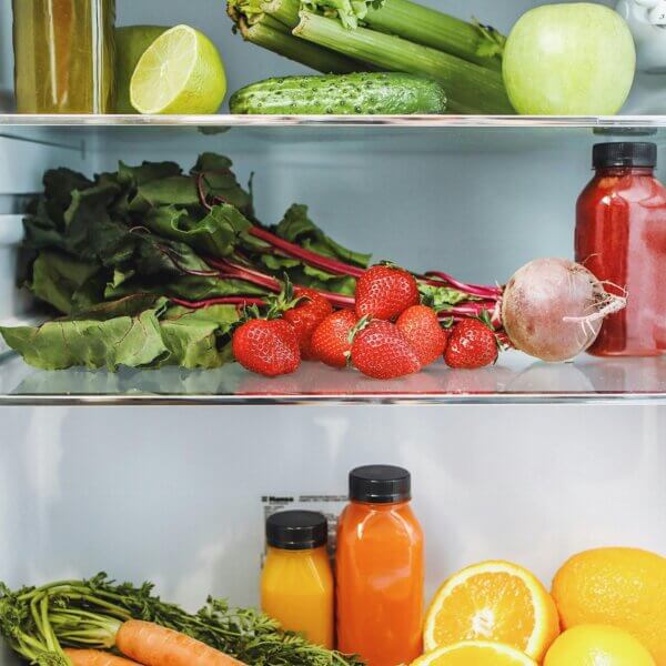 Photo de l'intérieur d'un frigo rempli de fruit et légumes.